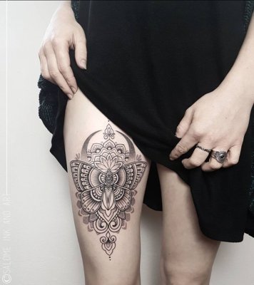  Tatouage mandala avec un papillon sur la cuisse